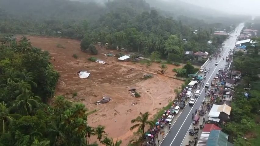 Video: Bouře zabila na Filipínách 58 lidí. Sesuv smetl vesnici do moře